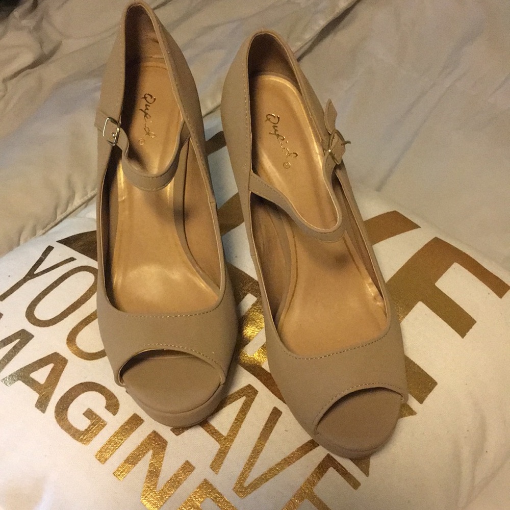 Tan high heels!! NEVER WORN